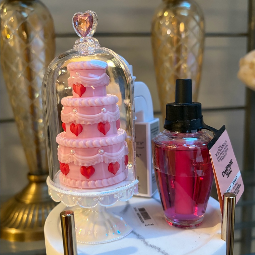Bath & Body Works Tiered Cake Wallflower Plug & Bulb
NWT Mothers Day 2026